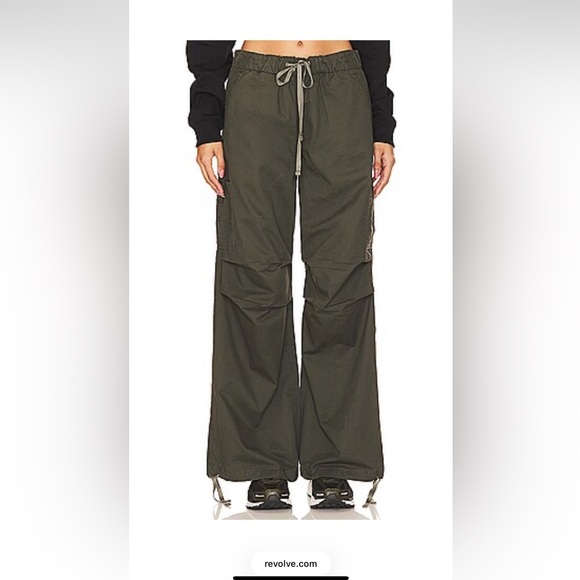 superdown Pants - Raylee Cargo Pant in Army Green
SUPERDOWN
Color: Army Green